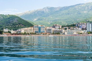 Akdeniz kıyılarında, plajları, arka planda Budva mountains otelleri. Karadağ