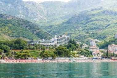Akdeniz kıyılarında, plajları, arka planda Budva mountains otelleri. Karadağ