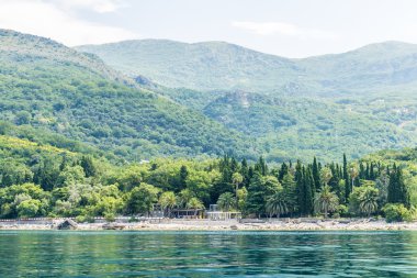 Akdeniz kıyılarında, plajları, arka planda Budva mountains otelleri. Karadağ