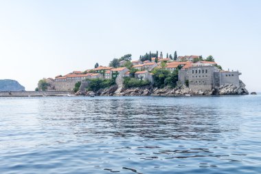 Eski bir kale ve Karadağ'daki Sveti Stefan taş evleri ile ünlü Island hotel