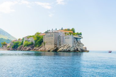 Eski bir kale ve Karadağ'daki Sveti Stefan taş evleri ile ünlü Island hotel