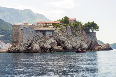 Eski bir kale ve Karadağ'daki Sveti Stefan taş evleri ile ünlü Island hotel