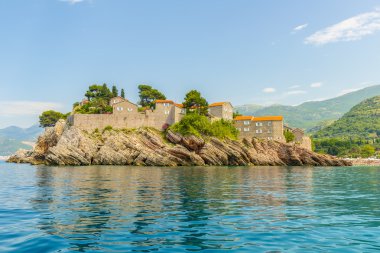 Eski bir kale ve Karadağ'daki Sveti Stefan taş evleri ile ünlü Island hotel