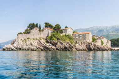 Eski bir kale ve Karadağ'daki Sveti Stefan taş evleri ile ünlü Island hotel