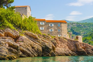 Eski bir kale ve Karadağ'daki Sveti Stefan taş evleri ile ünlü Island hotel