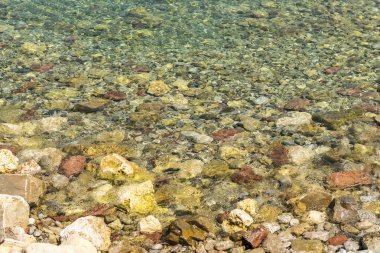 Temiz deniz suyu ve altındaki çakıl