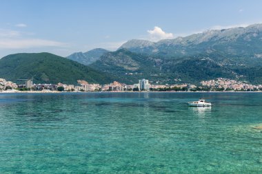 Akdeniz kıyılarında, plajları, arka planda Budva mountains otelleri. Karadağ