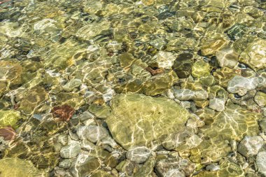 Temiz deniz suyu ve altındaki çakıl