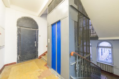 Moskova'daki eski bir apartman girişinde merdiven