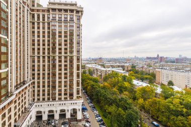 Modern apartmanlar ve yeni Moskova Bölgesi sonbahar cityscape tersanelerinde