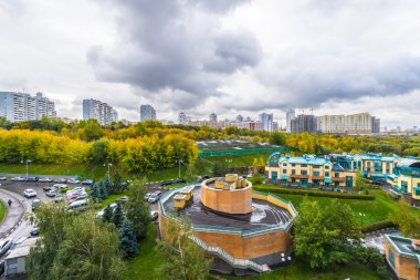 Modern apartmanlar ve yeni Moskova Bölgesi sonbahar cityscape tersanelerinde