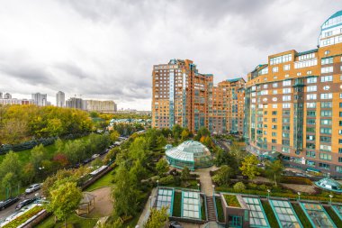 Modern apartmanlar ve yeni Moskova Bölgesi sonbahar cityscape tersanelerinde
