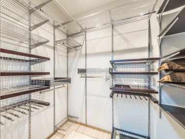 Soyunma odası modern bir evde