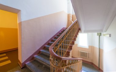 Moskova'daki eski bir apartman girişinde merdiven