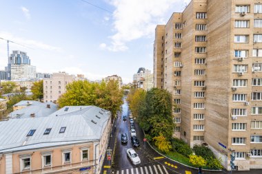 Modern apartmanlar ve yeni Moskova Bölgesi sonbahar cityscape tersanelerinde