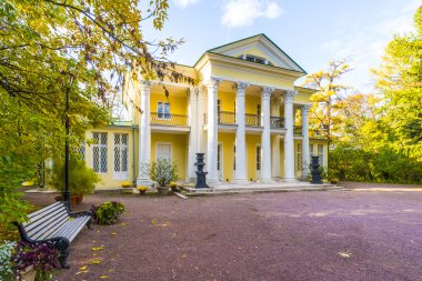 Sonbahar parkta sütunlarla antik manor