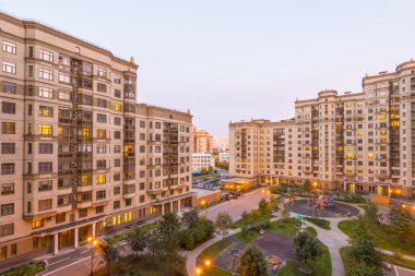 Modern apartmanlar ve yeni Moskova Bölgesi sonbahar cityscape tersanelerinde