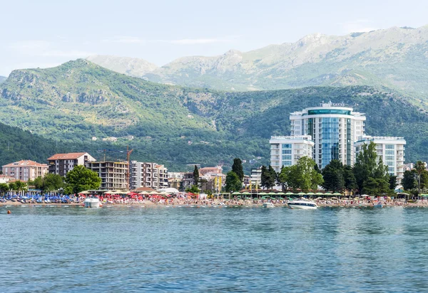 Pobřeží Středozemního moře, pláže, hotely v Budvě horami v pozadí. Černá Hora — Stock fotografie