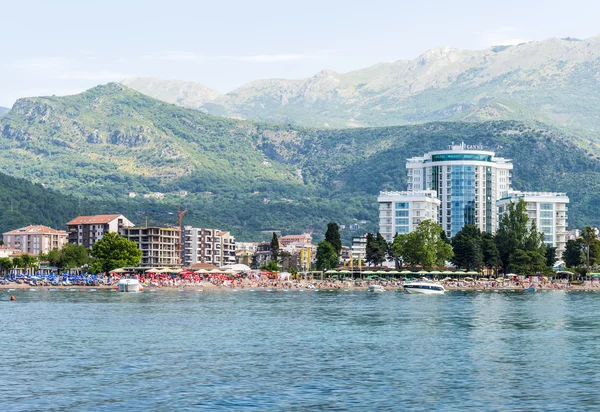 A costa mediterrânica, praias, hotéis em Budva montanhas ao fundo. Montenegro — Fotografia de Stock