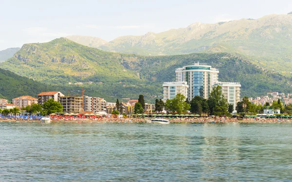 A costa mediterrânica, praias, hotéis em Budva montanhas ao fundo. Montenegro — Fotografia de Stock