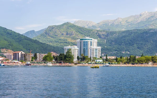 A costa mediterrânica, praias, hotéis em Budva montanhas ao fundo. Montenegro — Fotografia de Stock