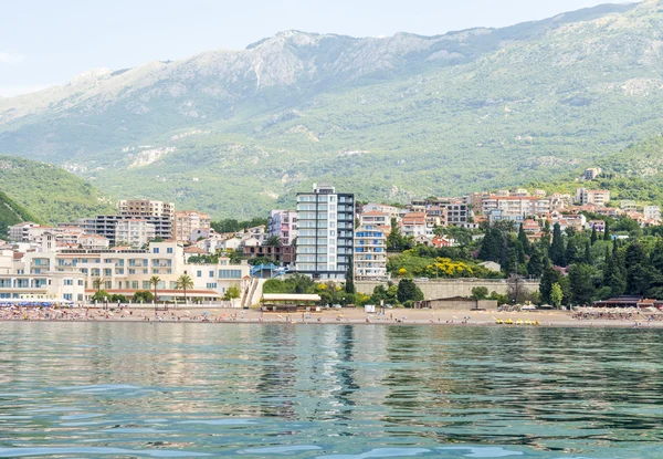 A costa mediterrânica, praias, hotéis em Budva montanhas ao fundo. Montenegro — Fotografia de Stock