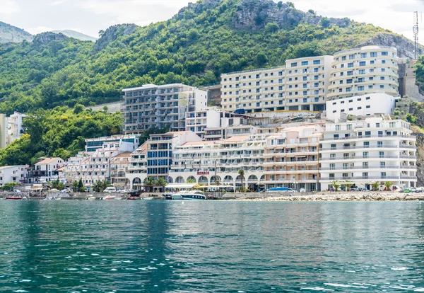 La costa mediterránea, playas, hoteles en Budva montañas en el fondo. Montenegro — Foto de Stock