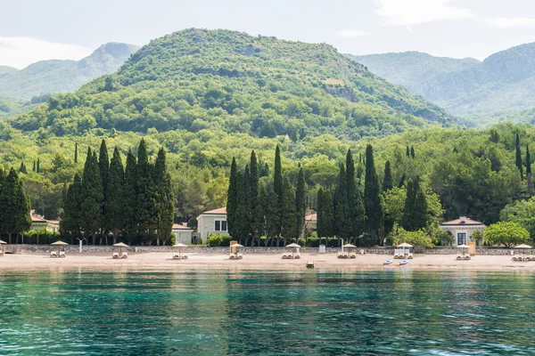 The Mediterranean coast, beaches, hotels in Budva mountains in the background. Montenegro — Stock Photo, Image