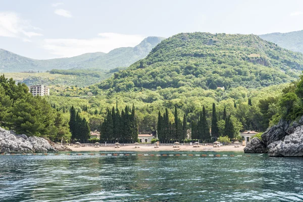 Na pobřeží Jaderského moře a pohoří Balkánského v Černé hoře v létě — Stock fotografie