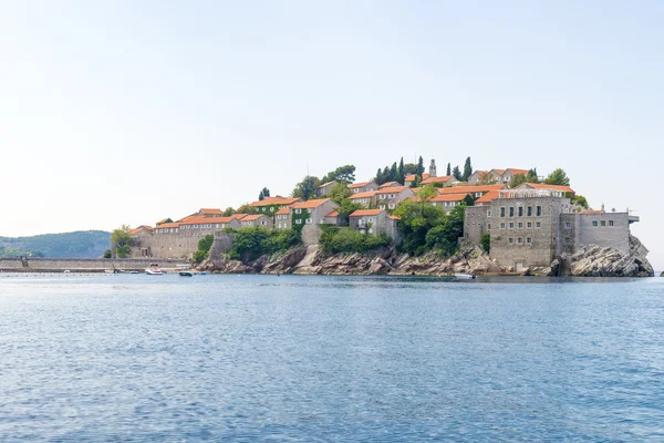 O famoso hotel insular com uma antiga fortaleza e casas de pedra de Sveti Stefan em Montenegro — Fotografia de Stock