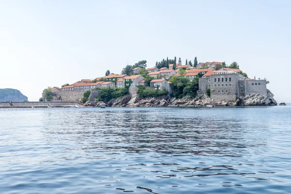 O famoso hotel insular com uma antiga fortaleza e casas de pedra de Sveti Stefan em Montenegro — Fotografia de Stock