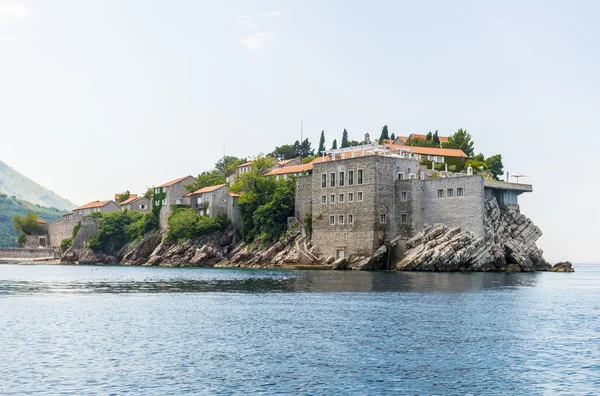 O famoso hotel insular com uma antiga fortaleza e casas de pedra de Sveti Stefan em Montenegro — Fotografia de Stock