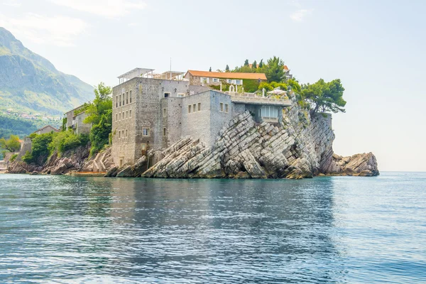 O famoso hotel insular com uma antiga fortaleza e casas de pedra de Sveti Stefan em Montenegro — Fotografia de Stock