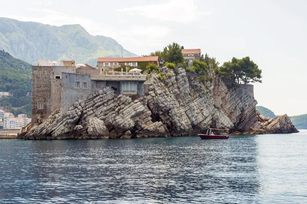 O famoso hotel insular com uma antiga fortaleza e casas de pedra de Sveti Stefan em Montenegro — Fotografia de Stock