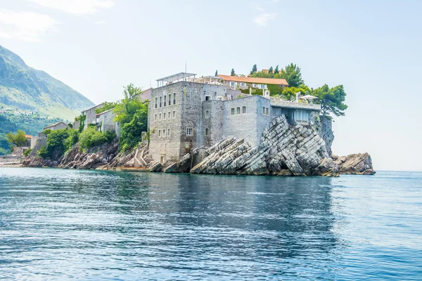 Знаменитый островной отель с древней крепостью и каменными домами Свети в Монтенегро — стоковое фото