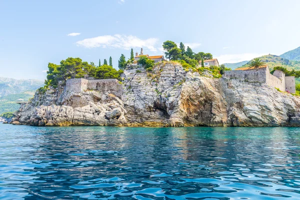 El famoso hotel isla con una antigua fortaleza y casas de piedra de Sveti Stefan en Montenegro — Foto de Stock