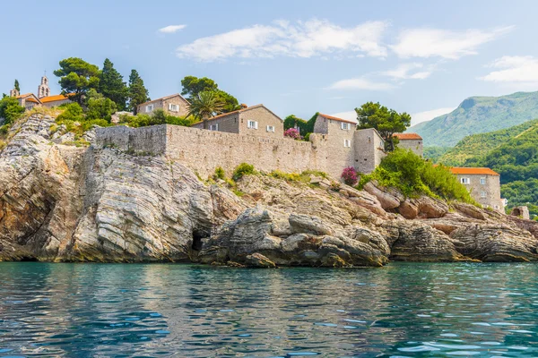 O famoso hotel insular com uma antiga fortaleza e casas de pedra de Sveti Stefan em Montenegro — Fotografia de Stock