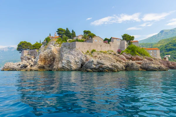 O famoso hotel insular com uma antiga fortaleza e casas de pedra de Sveti Stefan em Montenegro — Fotografia de Stock
