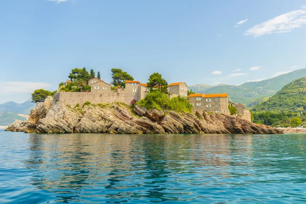 O famoso hotel insular com uma antiga fortaleza e casas de pedra de Sveti Stefan em Montenegro — Fotografia de Stock