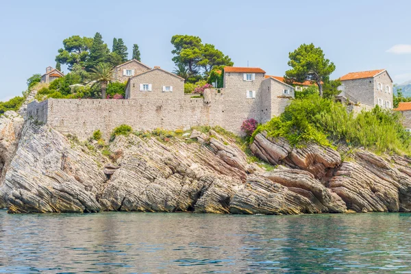 O famoso hotel insular com uma antiga fortaleza e casas de pedra de Sveti Stefan em Montenegro — Fotografia de Stock