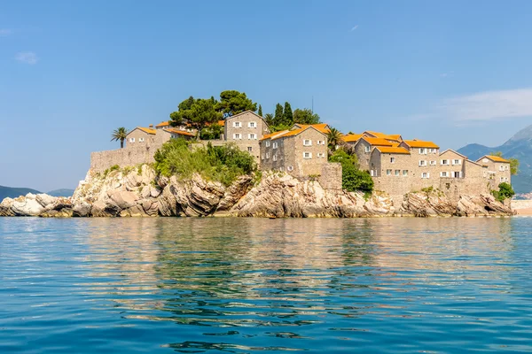 O famoso hotel insular com uma antiga fortaleza e casas de pedra de Sveti Stefan em Montenegro — Fotografia de Stock