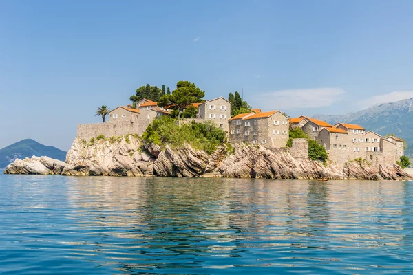 O famoso hotel insular com uma antiga fortaleza e casas de pedra de Sveti Stefan em Montenegro — Fotografia de Stock