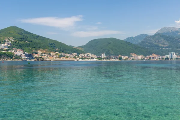 A costa mediterrânica, praias, hotéis em Budva montanhas ao fundo. Montenegro — Fotografia de Stock