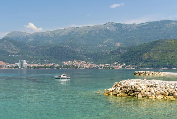 La costa mediterránea, playas, hoteles en Budva montañas en el fondo. Montenegro — Foto de Stock