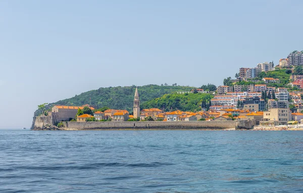 Fortaleza velha em Budva Montenegro na praia com paredes de pedra antigas — Fotografia de Stock