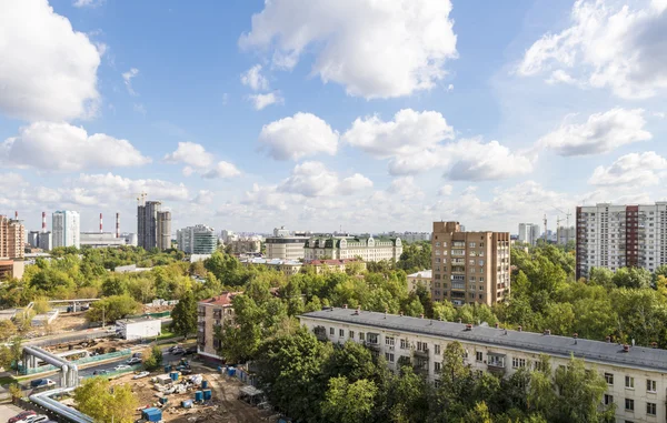 Moderna byggnader och gårdar i den nya stadsdelen i Moskva hösten stadsbilden — Stockfoto