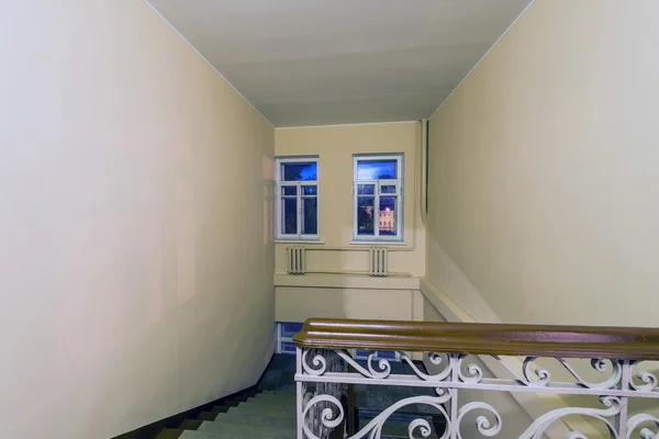 Escalier à l'entrée d'un vieil immeuble à Moscou — Photo