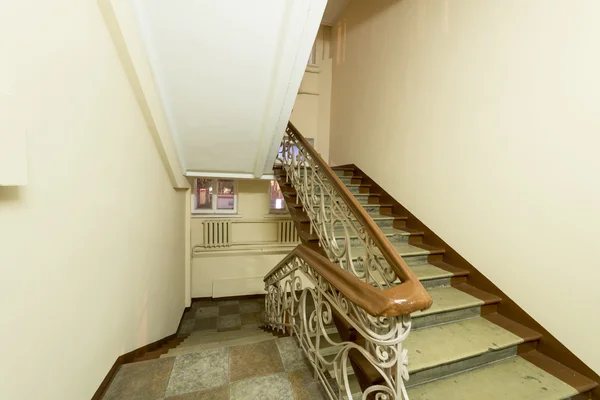 Staircase in the entrance of an old apartment building in Moscow — Stock Photo, Image