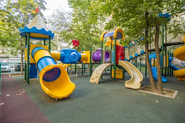 Parque infantil no quintal hoje — Fotografia de Stock