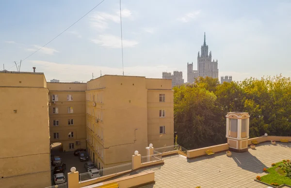 Modernos edificios de apartamentos y patios en el nuevo distrito de Moscú Otoño paisaje urbano — Foto de Stock